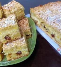 Prăjitură fragedă cu aluat ras și brânză dulce
