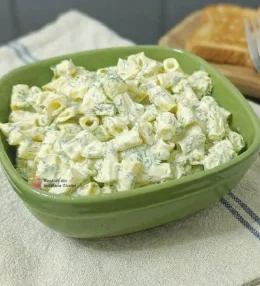 Salată de fasole galbenă (păstăi) cu dressing cremos de ou fiert