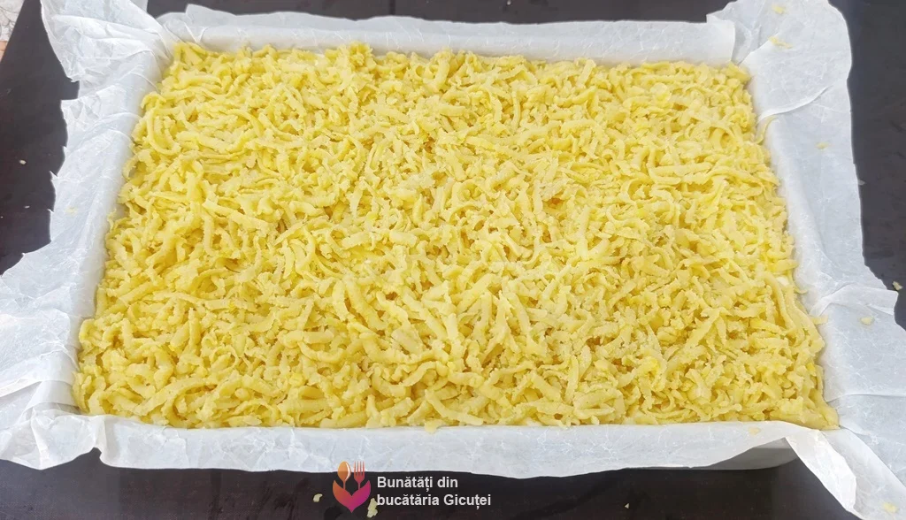 tava cu prajitura cu aluat ras si branza gata de pus in cuptor