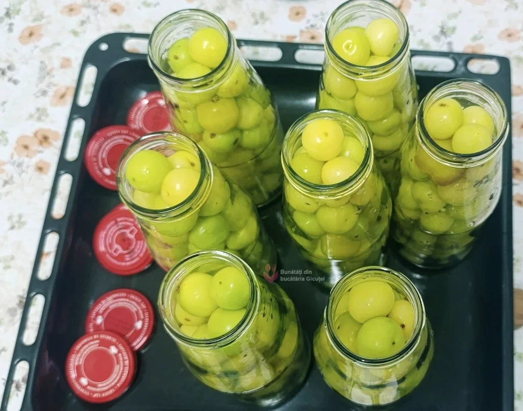 tava cu sticlele cu corcoduse