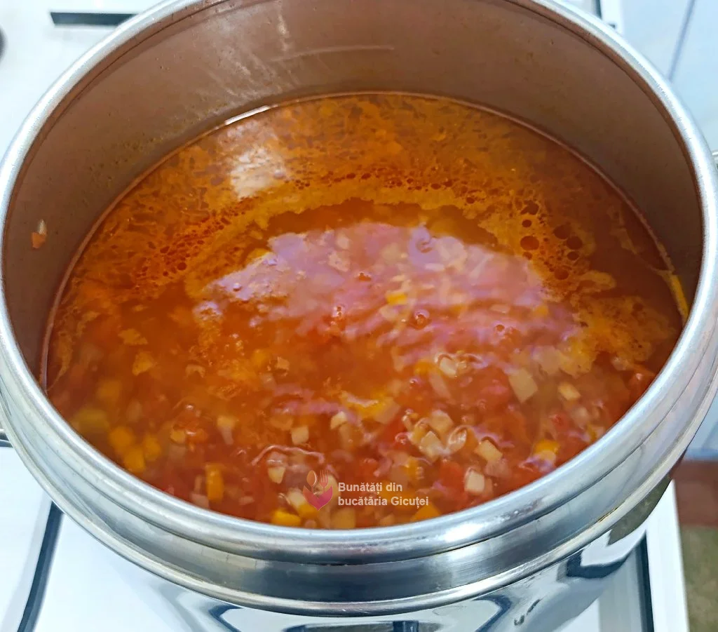 oala cu ciorba inainte de a pune taiteii