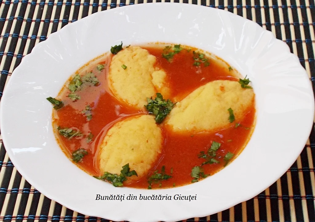 supa-de-rosii-cu-galuste-din-gris-in-farfurie