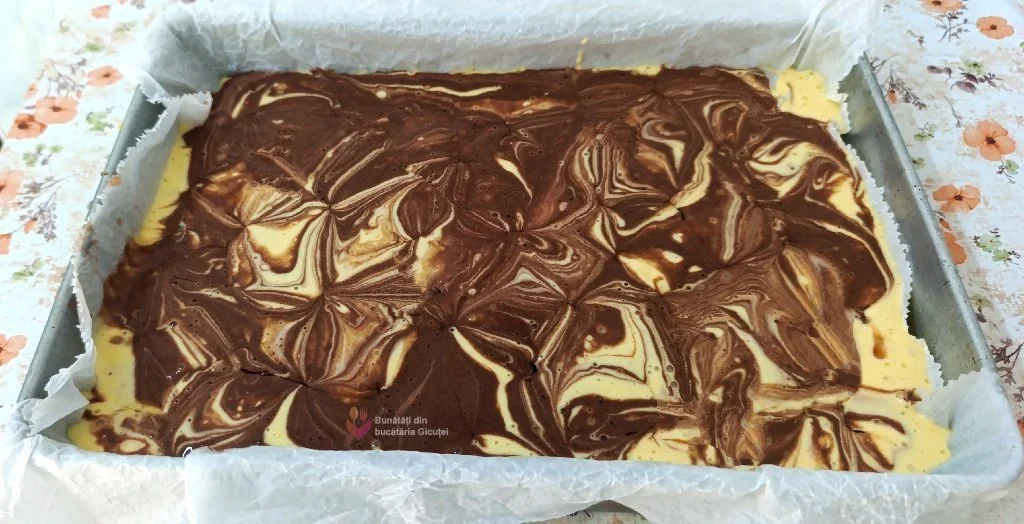 tava cu compozitia de chec gata de pus in cuptor
