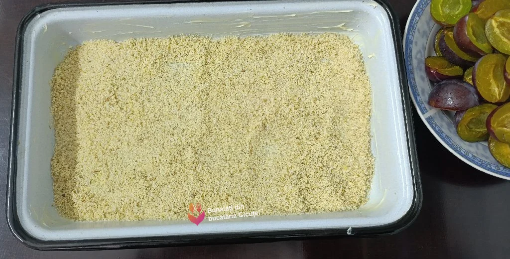 tava cu amestecul de nuca si pesmet