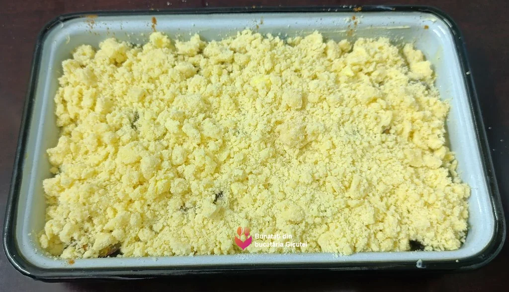 tava cu crumble gata de cuptor